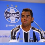 Capitão do Grêmio, Maicon comemora permanência em Porto Alegre
