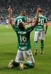 O jogador Deyverson, da SE Palmeiras, comemora seu gol contra a equipe do Avaí FC, durante partida válida pela décima sétima rodada, do Campeonato Brasileiro, Série A, na Arena Allianz Parque.