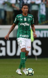 O jogador Antonio Carlos, da SE Palmeiras, em jogo contra a equipe do C Atlético Paranaense, durante partida válida pela décima nona rodada, do Campeonato Brasileiro, Série A, na Arena Allianz Parque.