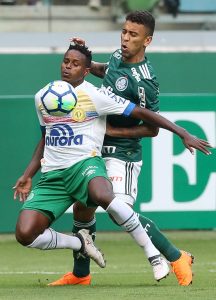 O jogador Marcos Rocha, da SE Palmeiras, disputa bola com o jogador Elicarlos, da A Chapecoense F, durante partida válida pela terceira rodada, do Campeonato Brasileiro, Série A, na Arena Allianz Parque.