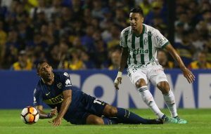 O jogador Antonio Carlos, da SE Palmeiras, disputa bola com o jogador Ábila, do CA Boca Juniors, durante partida válida pela fase de grupo, quarta rodada, da Copa Libertadores, no Estádio La Bombonera.