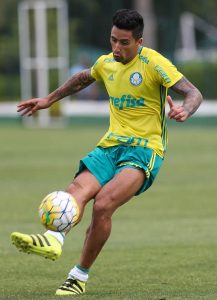 O jogador Lucas Barrios, da SE Palmeiras, durante treinamento, na Academia de Futebol.