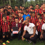 De férias, Pablo visita projetos sociais e recebe homenagem em escolinha do Atlético Paranaense