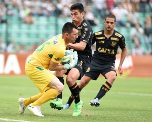 FLORIANÓPOLIS, SANTA CATARINA, BRASIL -  22 de NOVEMBRO de 2015 - CAMPEONATO BRASILEIRO SÉRIE A Figueirense enfrenta o Chapecoense pela 36ª rodada do campeonato brasileiro séria A, partida realizada no estádio Orlando Scarpelli em Florianópolis Na foto jogador do Figueirense, Dudu Foto: Antonio Carlos Mafalda/ Mafalda Press