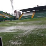 Chove forte em Chapecó, gramado com muita água, mas o jogo está mantido.
