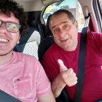 Conhecido no futebol catarinense, ex-treinador trabalha de Uber em Joinville para complementar renda