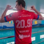 Campeão olímpico, Cielo recebe camisa especial do Marcílio Dias sobre o recorde nos 50m