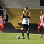Criciúma tropeça na estreia e Hercílio Luz ainda atuou boa parte do jogo com jogador a menos