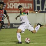 Thiago Alagoano marca o sétimo gol no campeonato e o Brusque elimina o JEC