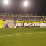 Jogadores do Brusque entram com faixa em homenagem à Marília Mendonça