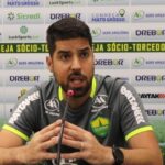 Vídeo – O português António Oliveira, técnico do Cuiabá, projeta o duelo contra o Avaí na Ressacada
